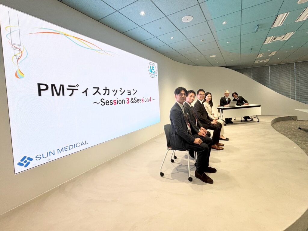 2026年9月13日に開催されたサンメディカル株式会社創立45周年記念講演会に、STELLA矯正歯科クリニック院長 吉野智一が登壇しました。「矯正臨床における歯にやさしい接着」をテーマに、装置をつけるだけでなく安全に外すところまで考えた接着について講演しました。