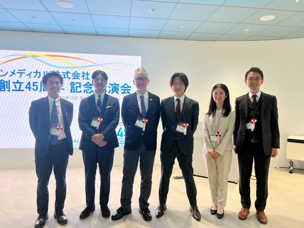 2026年9月13日に開催されたサンメディカル株式会社創立45周年記念講演会に、STELLA矯正歯科クリニック院長 吉野智一が登壇しました。「矯正臨床における歯にやさしい接着」をテーマに、装置をつけるだけでなく安全に外すところまで考えた接着について講演しました。